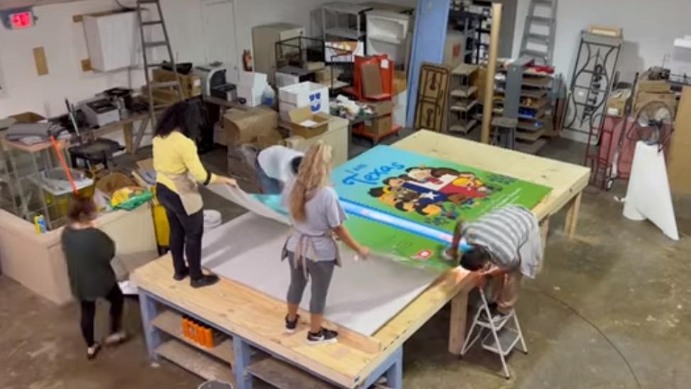 書籍由人手一針一線釘裝,亦是由人手貼上書皮封面。(YouTube)