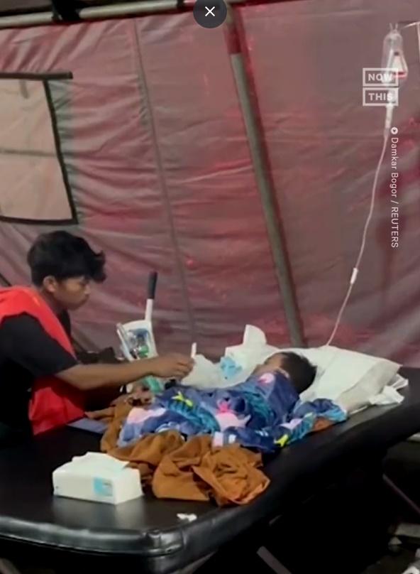 5歲童被埋瓦礫2日後獲救。(Twitter)