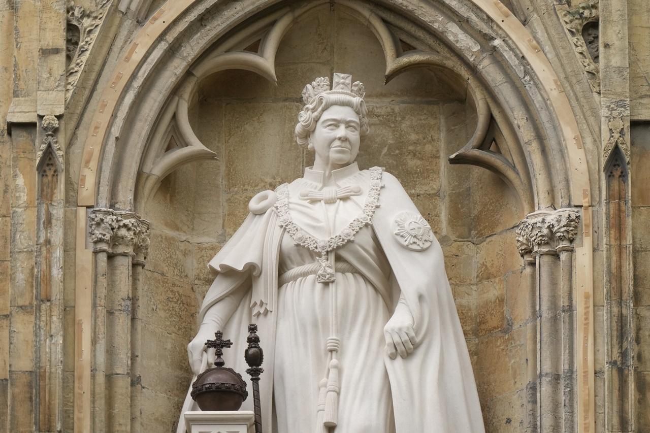 查理斯三世和卡米拉周三抵達英格蘭約克市為其母親、已故女王伊利沙伯二世(Queen Elizabeth II)的雕像揭幕。(AP)