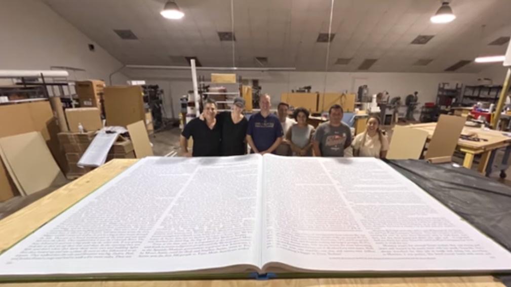 書籍由人手一針一線釘裝,亦是由人手貼上書皮封面。(YouTube)
