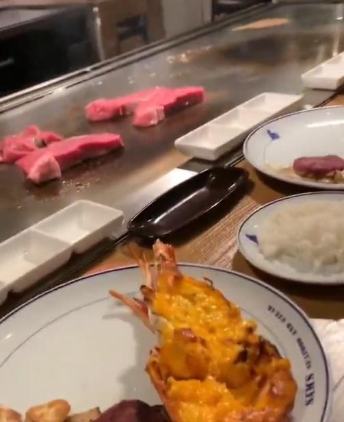 一名廚師進行點火騷,鐵板上正煎著4片牛扒。(Twitter)