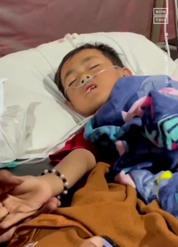 5歲童被埋瓦礫2日後獲救。(Twitter)