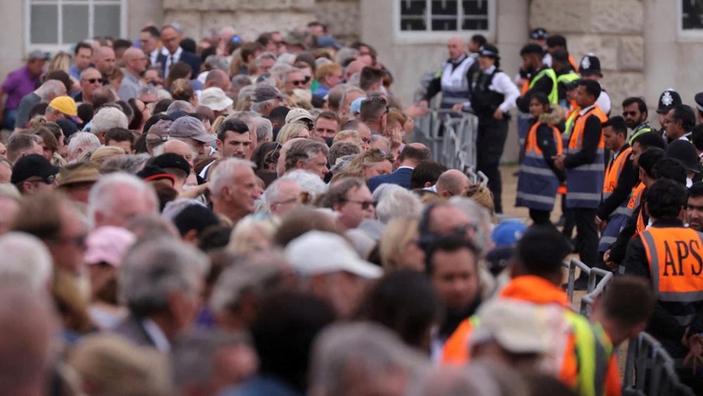 英女王於國葬前,據統計有近25萬人排了多個小時,瞻仰女王靈柩,當時可見人龍蜿蜒到泰晤士河畔。(資料圖片)