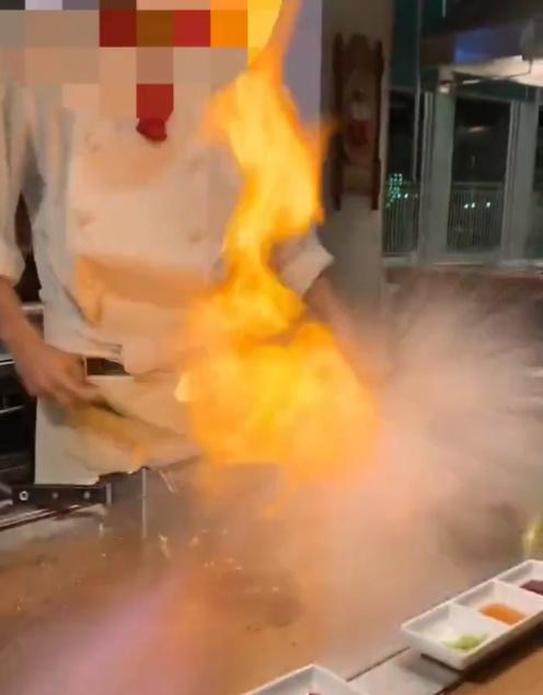廚師手上酒精的噴灑方向突然向上方,火勢沿著酒精直撲客人及拍片者方向,整面更一度只見火光。(Twitter)