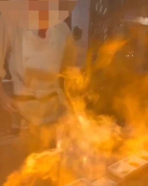 廚師手上酒精的噴灑方向突然向上方,火勢沿著酒精直撲客人及拍片者方向,整面更一度只見火光。(Twitter)
