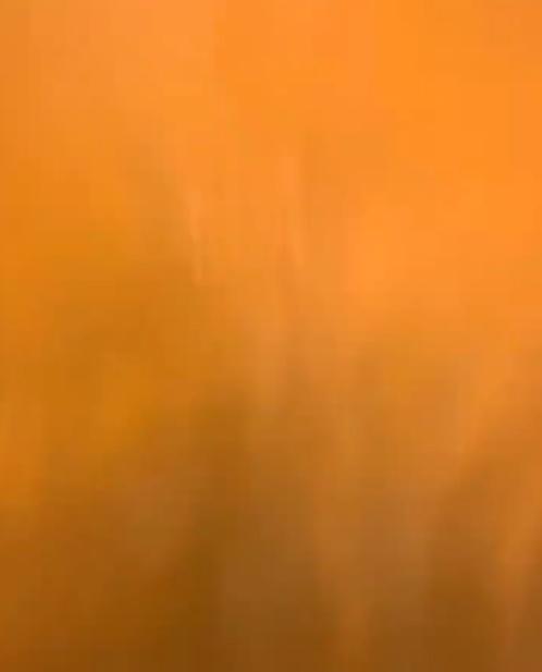 廚師手上酒精的噴灑方向突然向上方,火勢沿著酒精直撲客人及拍片者方向,整面更一度只見火光。(Twitter)