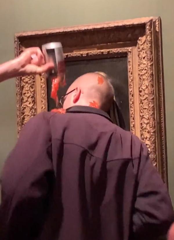 3名氣候環保人士分別在畫上倒上疑似番茄醬及並將手黐在掛畫的牆上。(Twitter)