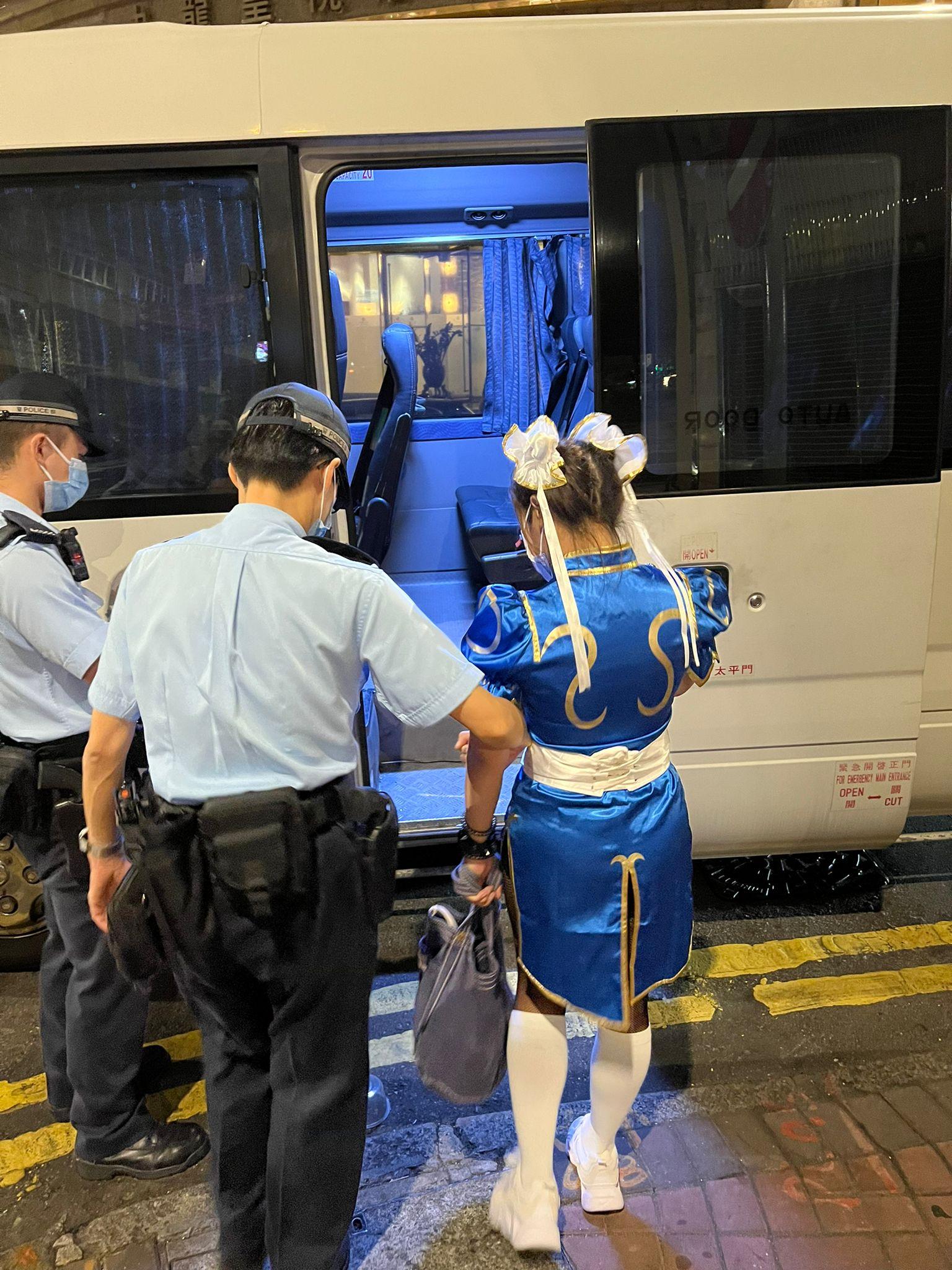 警方聯同食環署人員在昨晚巡查區內多間酒牌處所。(警方圖片)