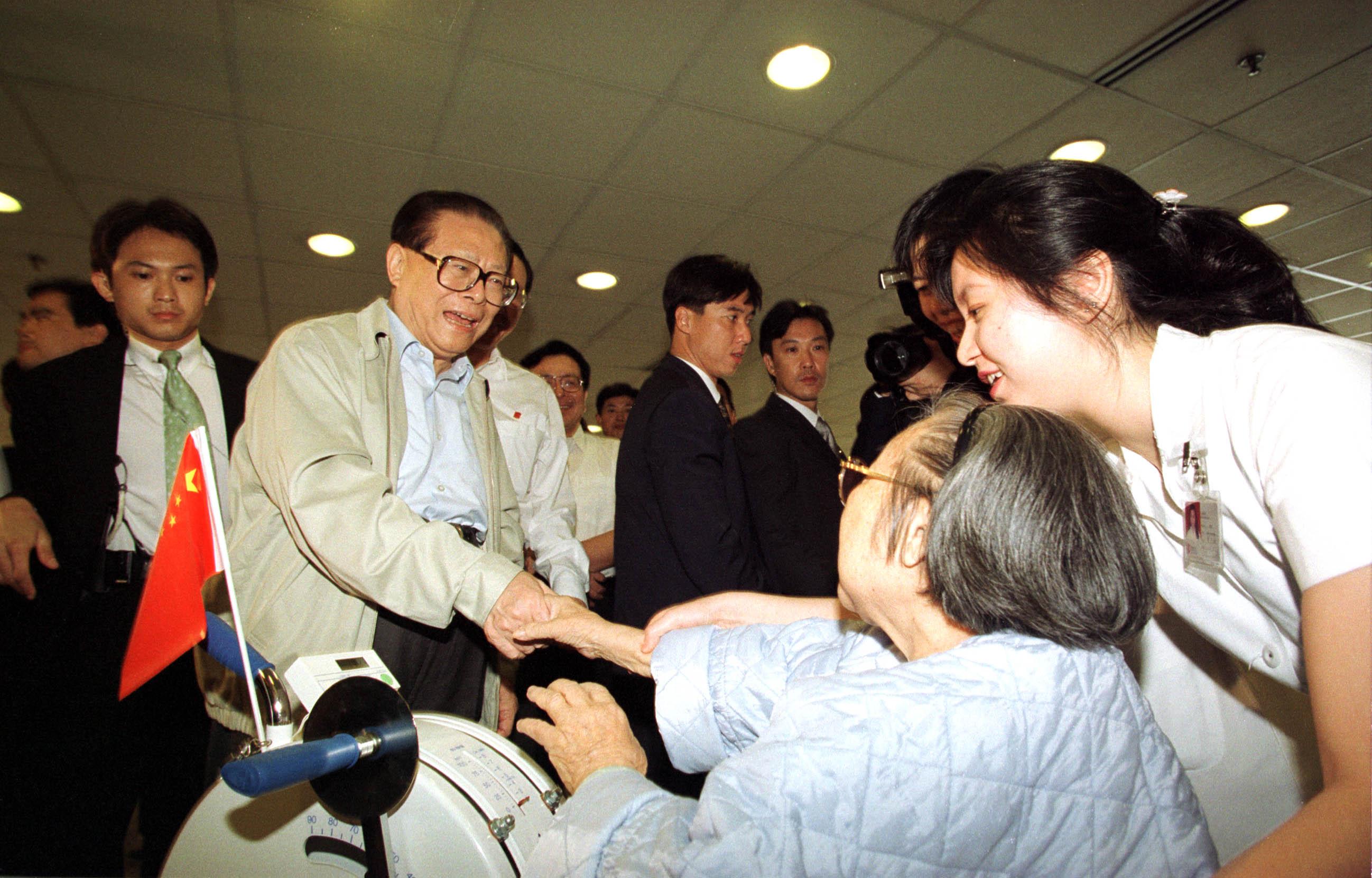 江澤民逝世|任內見證港澳回歸 「眾裡尋他」挺董建華任特首