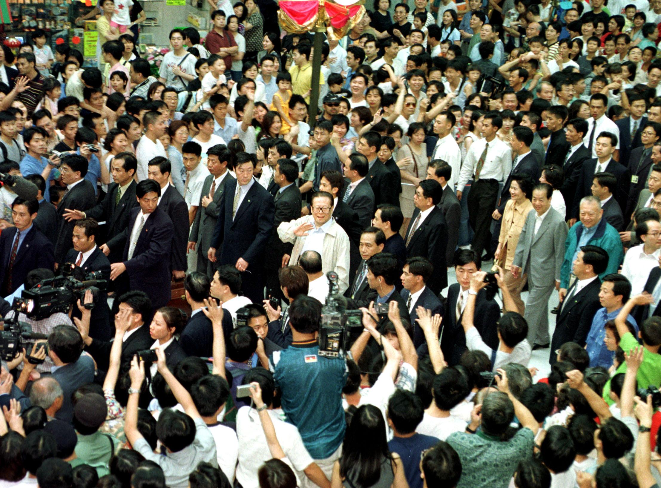 江澤民逝世|任內見證港澳回歸 「眾裡尋他」挺董建華任特首