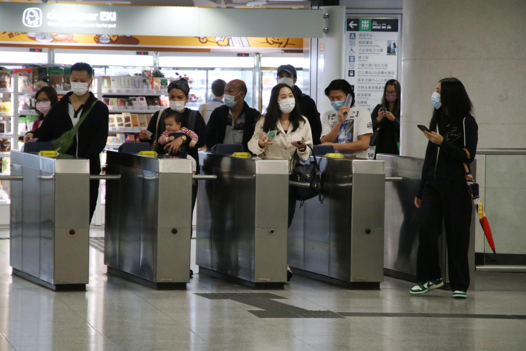 天文台決定在下午1時40分或以前改掛八號風球,不少市民提早收工,趕搭車回家。(林俊源攝)