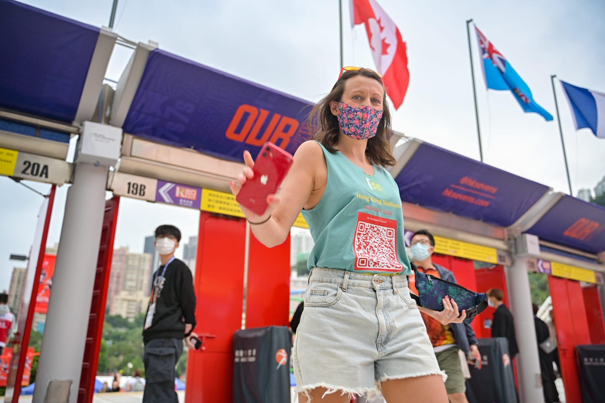 有球迷身穿印有「安心出行」的「紅碼」Tee恤進場。(李睿哲攝)