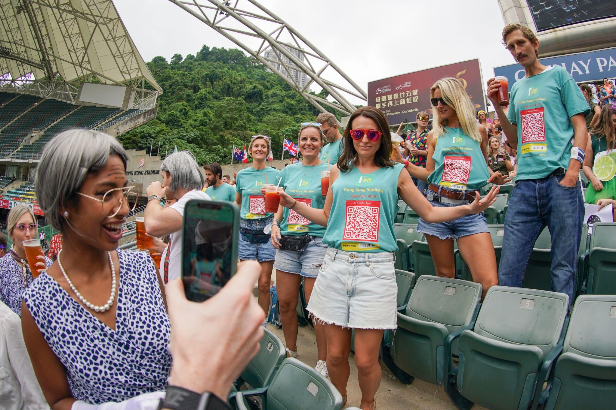 有球迷身穿印有「安心出行」的「紅碼」Tee恤進場。(李睿哲攝)