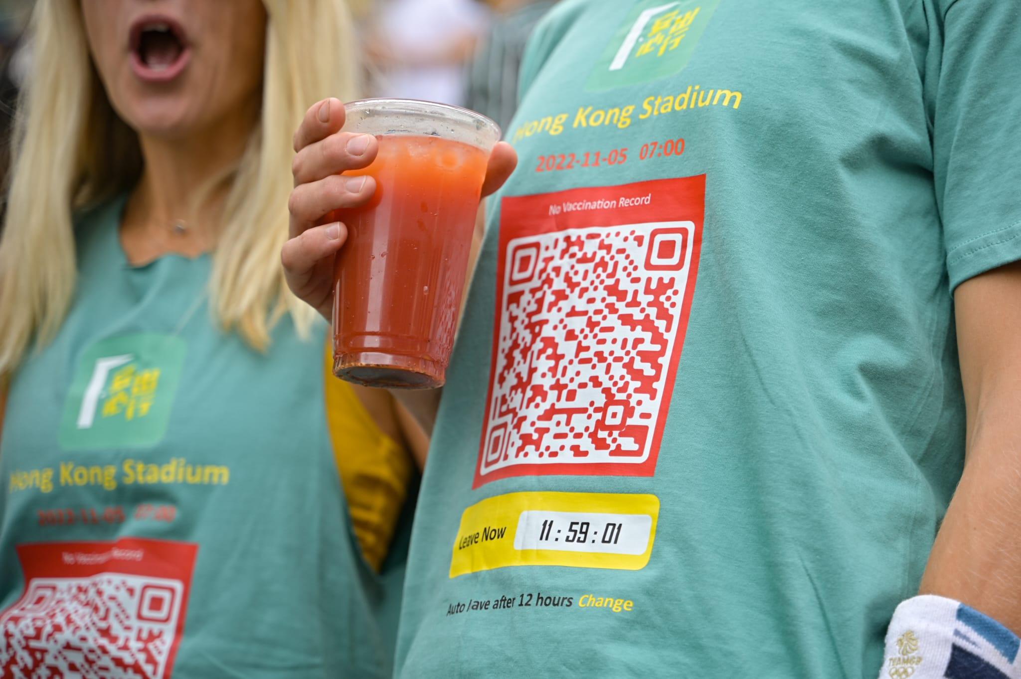 有球迷身穿印有「安心出行」的「紅碼」Tee恤進場。(李睿哲攝)