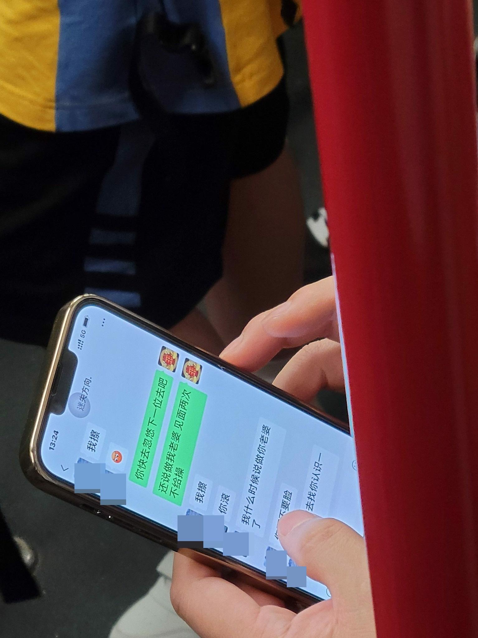 僧人打扮的男子在車廂中玩微信,內容惹來網民爭議。(香港交通及突發事故報料區@fb圖)