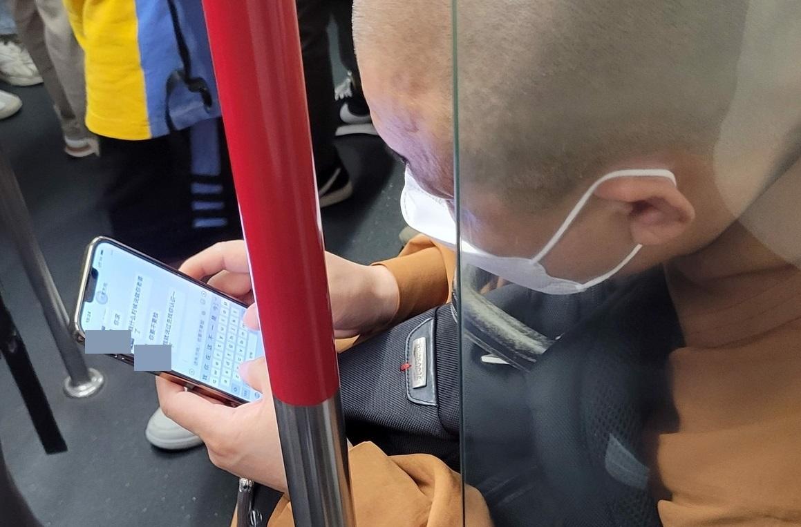 疑似僧人的要求,惹來對方爆粗回應。(香港交通及突發事故報料區@fb圖)