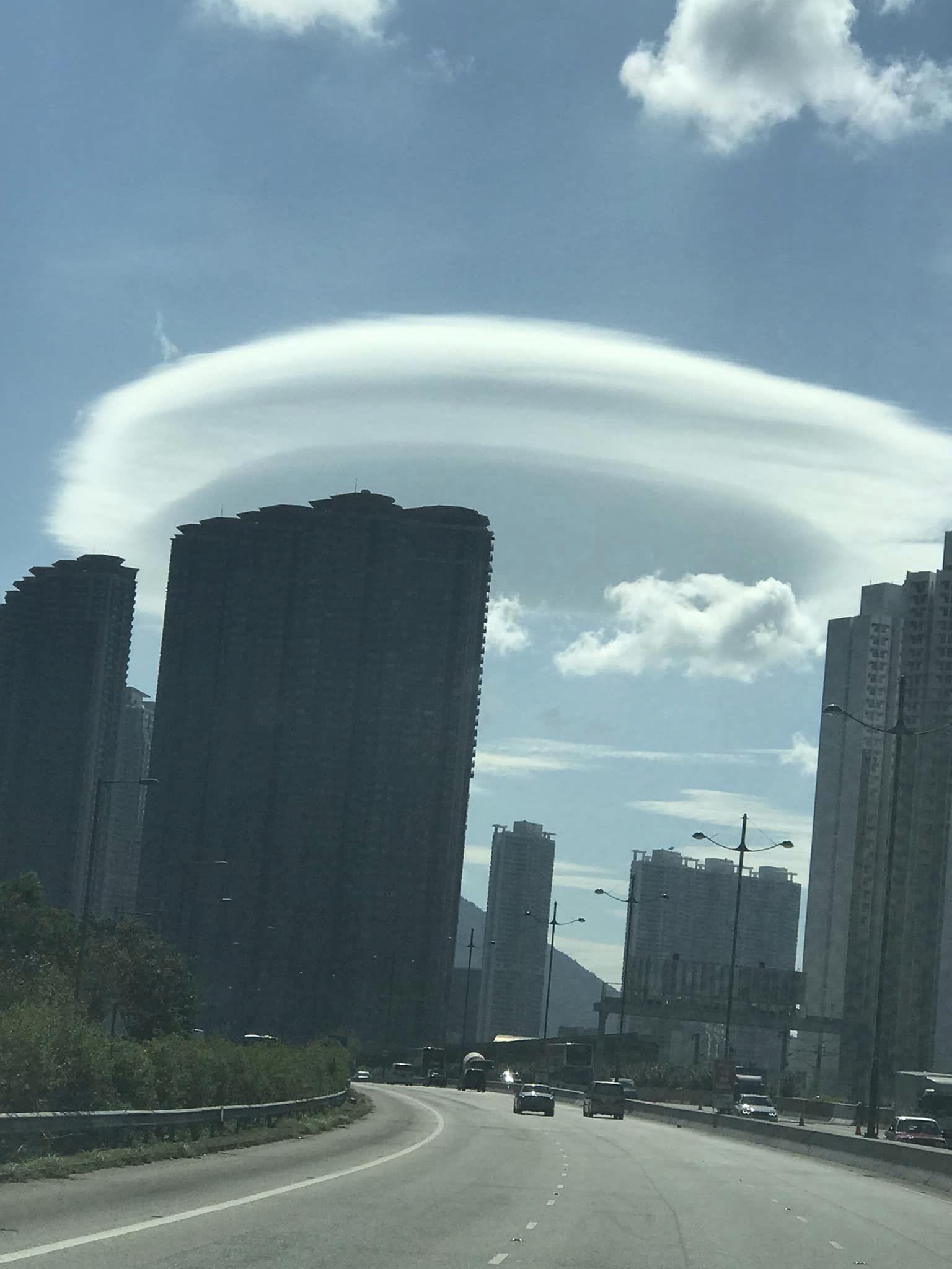 狀似UFO雲出現在香港上空,十分壯觀。(香港風景攝影會@fb圖)