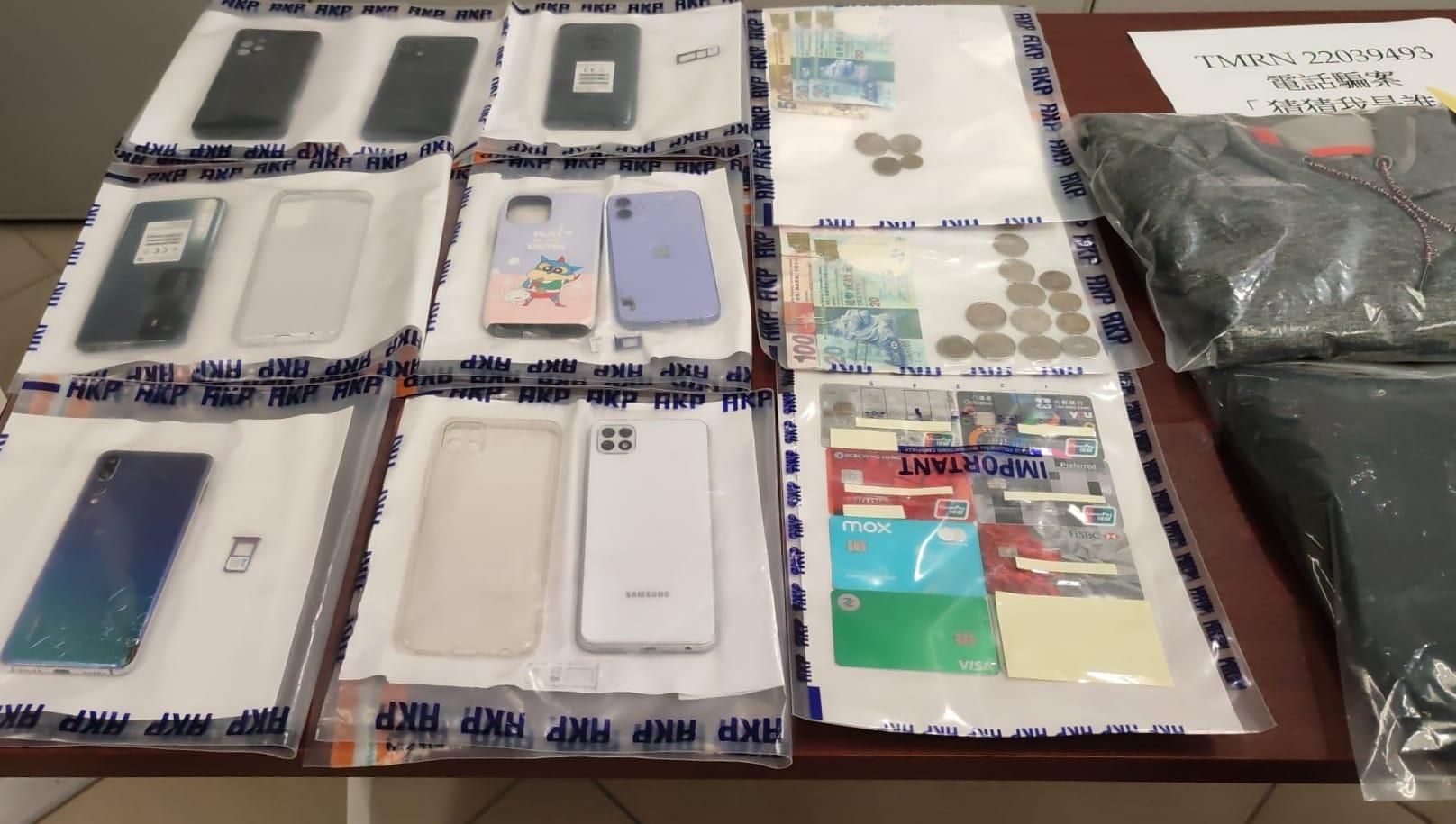 警方展示檢獲的手機及信用卡等。