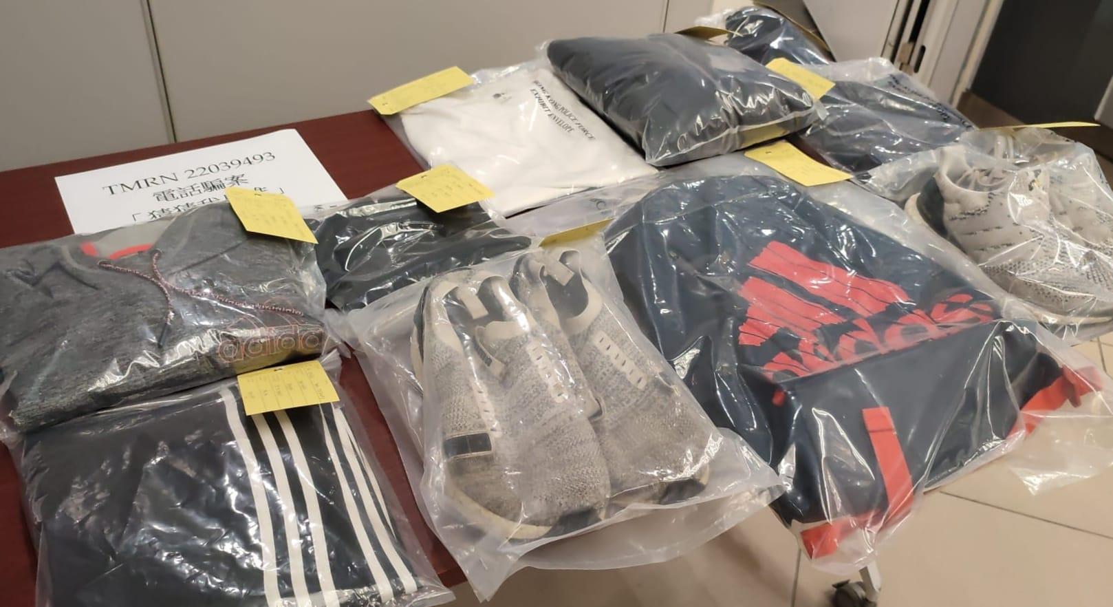 警方展示檢獲的物品。