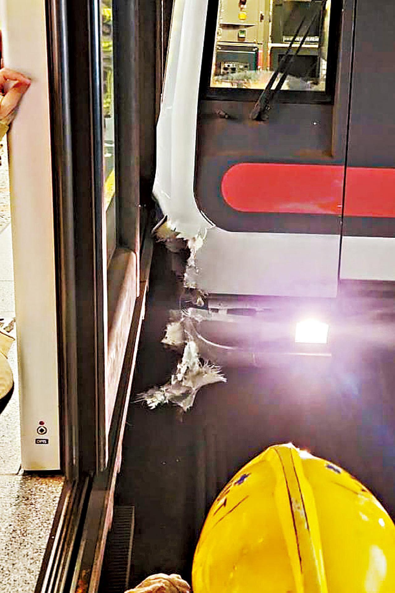 涉事列車車頭下方有明顯損毀。