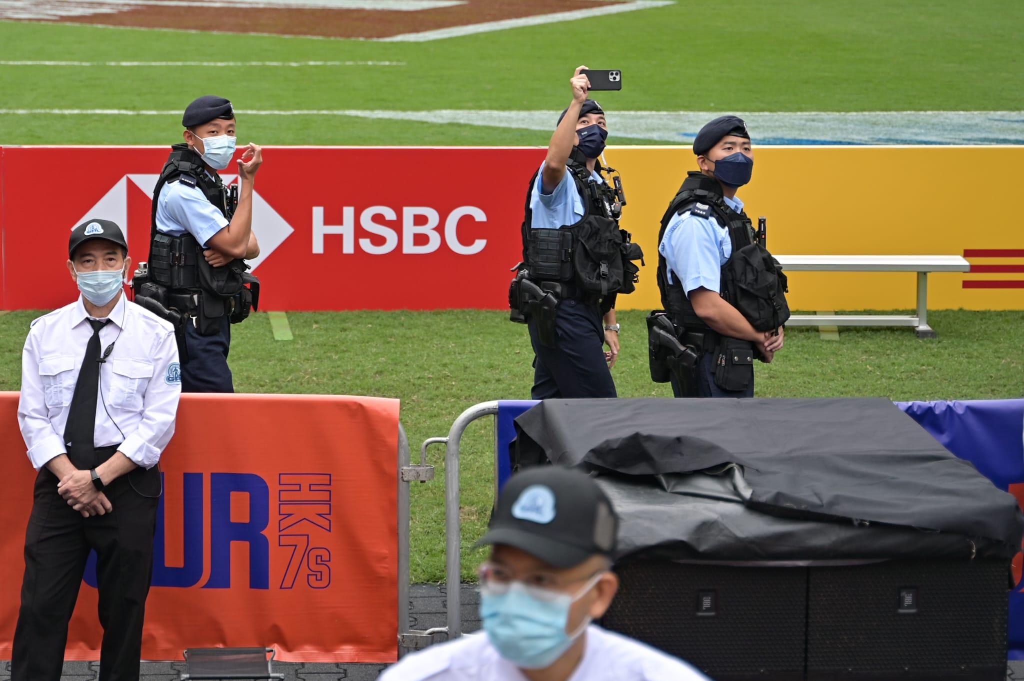 有巡邏的警員舉起手機,疑似拍攝。(李睿哲攝)