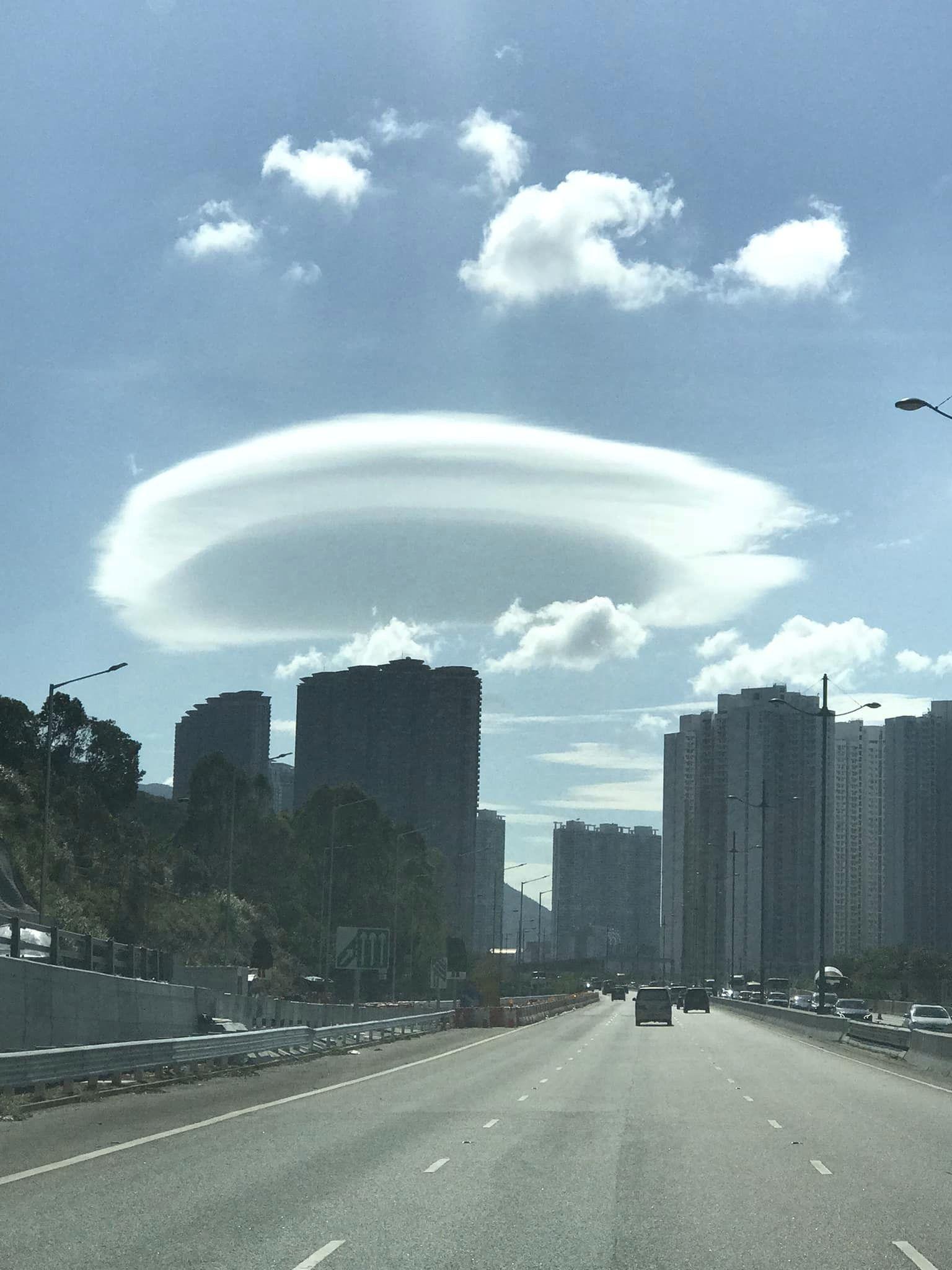 狀似UFO雲出現在香港上空,十分壯觀。(香港風景攝影會@fb圖)