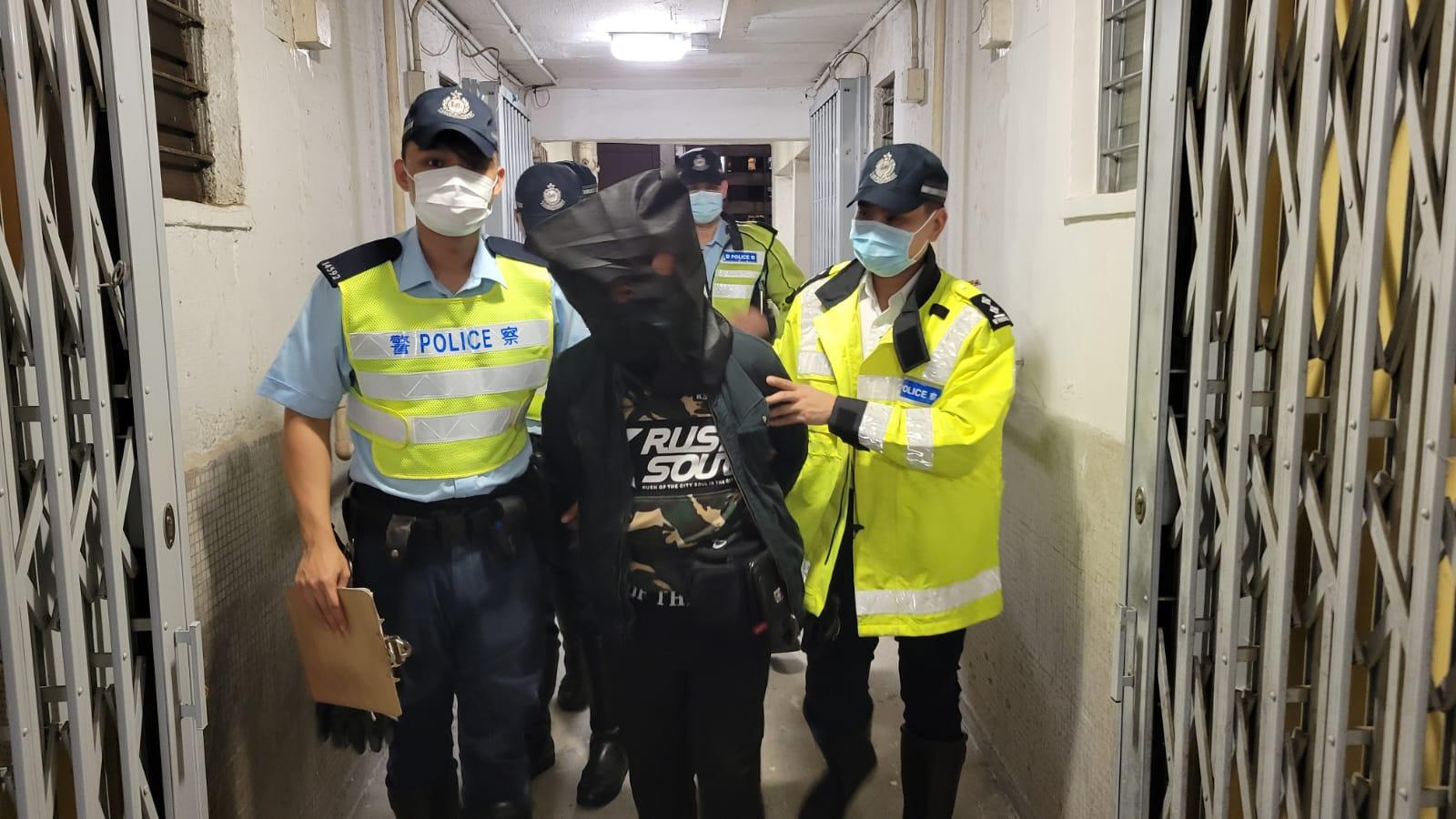 帶「P牌」鐵騎士大埔飛車,69歲老司機被捕。(警方圖片)