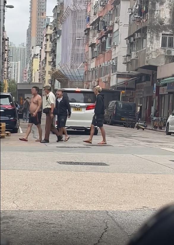3名惡漢邊走邊圍罵「咖啡仔」(網上圖片)