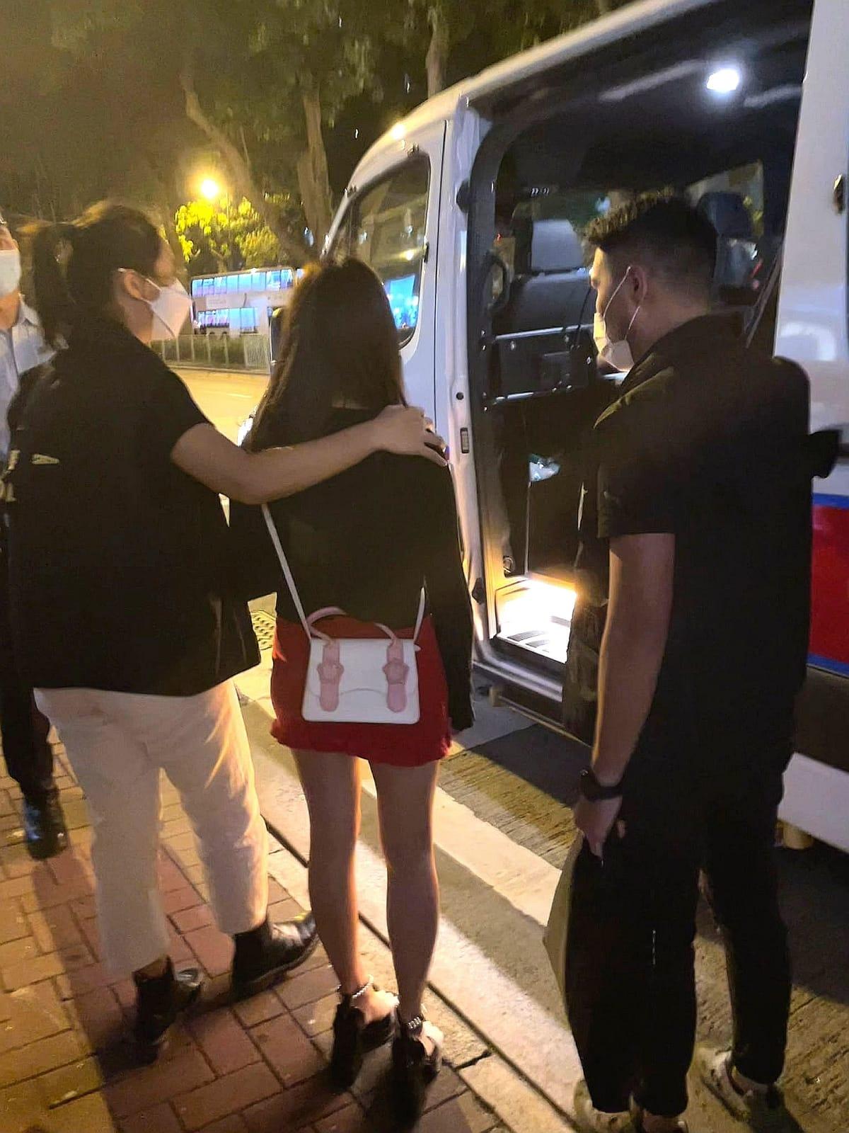 警方聯同食環署人員在昨晚巡查區內多間酒牌處所。(警方圖片)