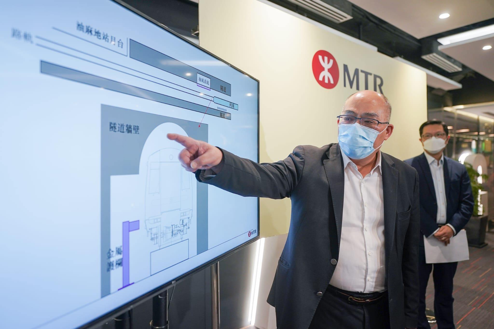 港鐵車務總監李家潤指,金屬護欄移位與列車發生碰撞。(李睿哲攝)