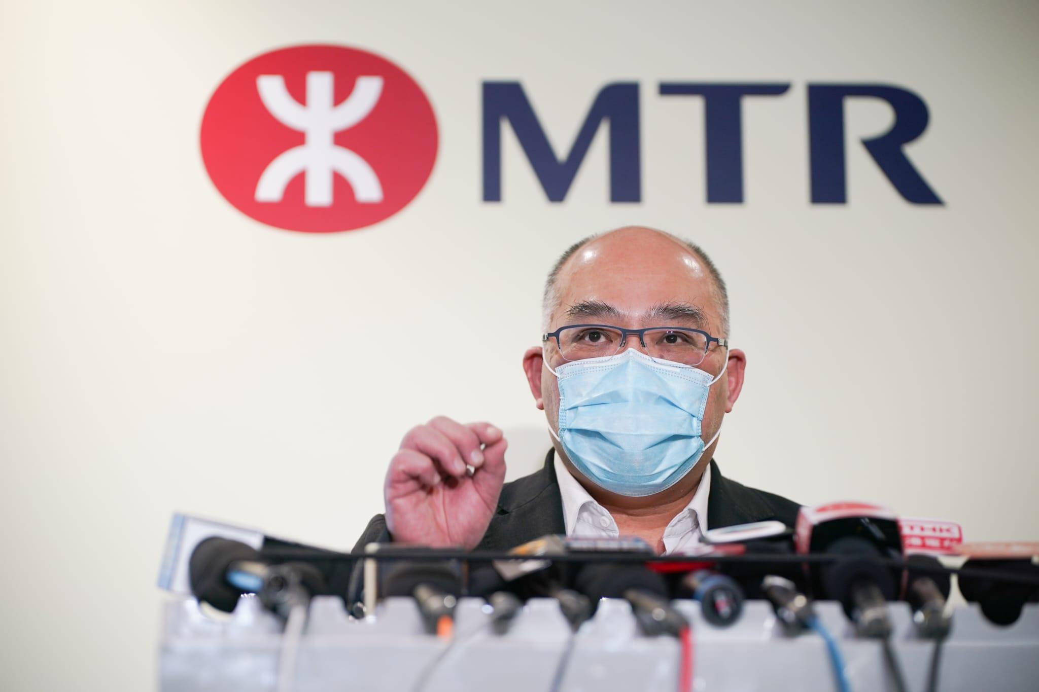 李家潤指,乘客在路軌期間有觀塘綫列車開出,並向影響人士致歉。(李睿哲攝)