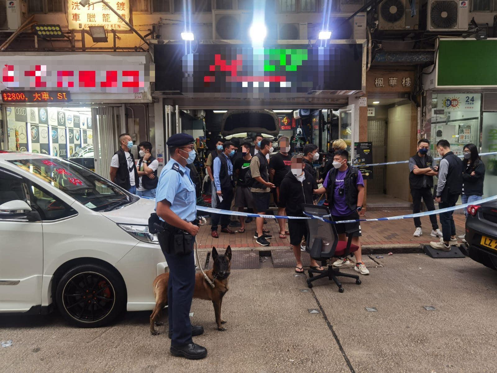 大批警員事後圍封涉事車房調查。( 深水埗警區fb圖)