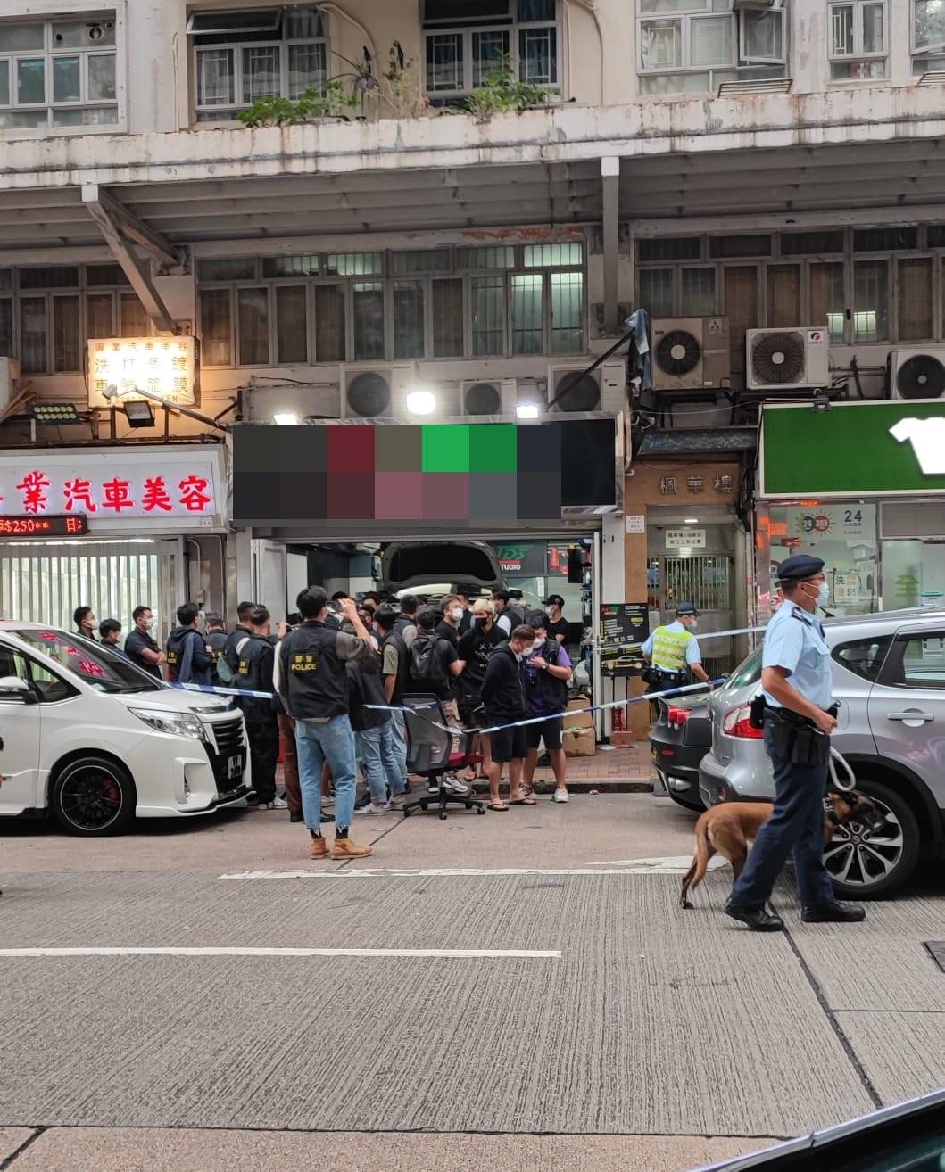 大批警員事後圍封涉事車房調查。(網上圖片)