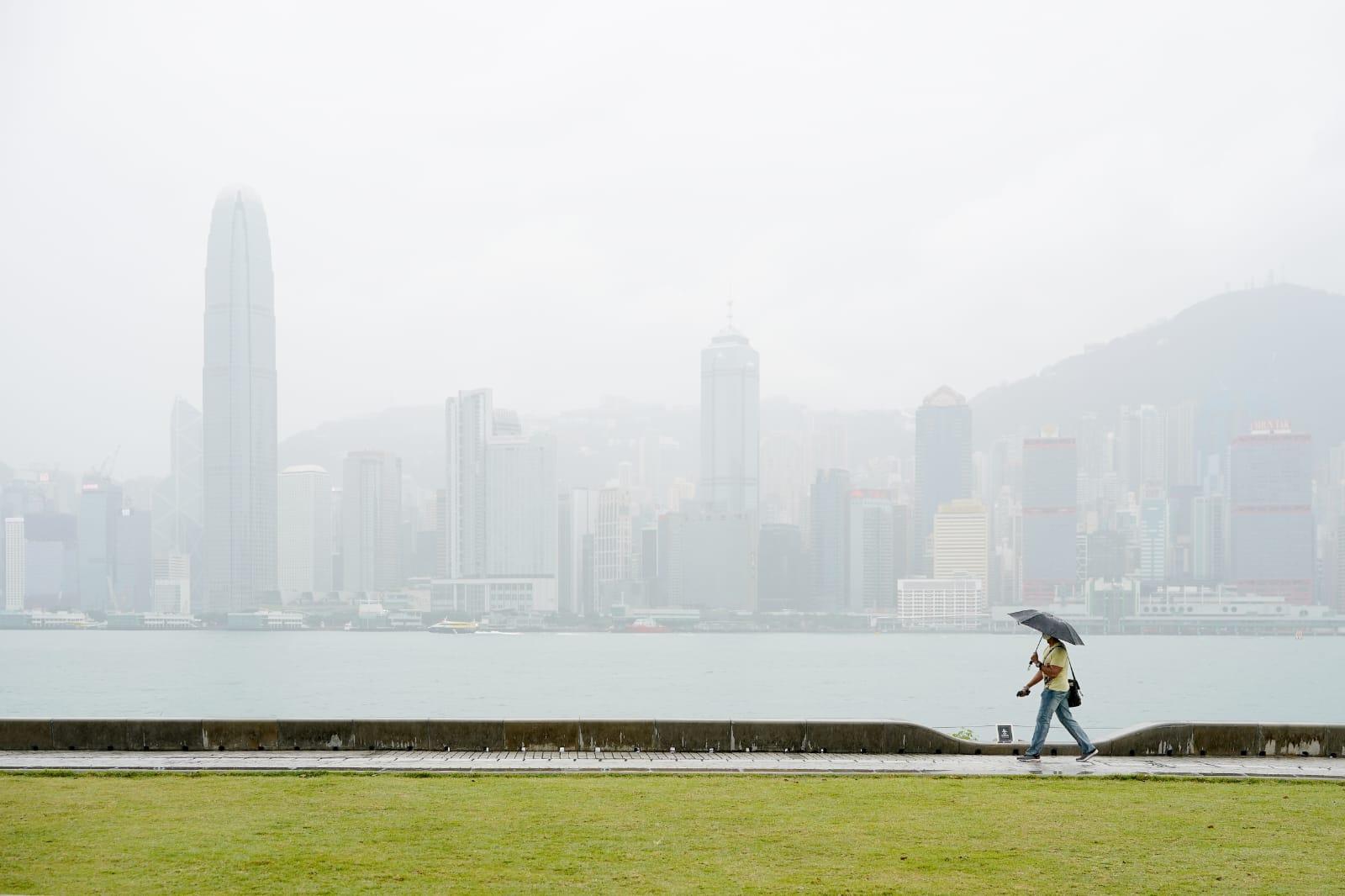 天文台表示,三號信號明早6時前維持,並考慮明日日間發出八號信號。(李睿哲攝)
