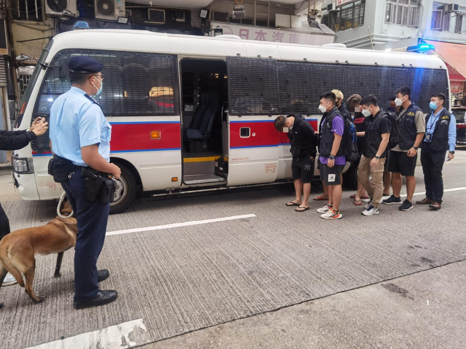 大批警員事後圍封涉事車房調查。( 深水埗警區fb圖)