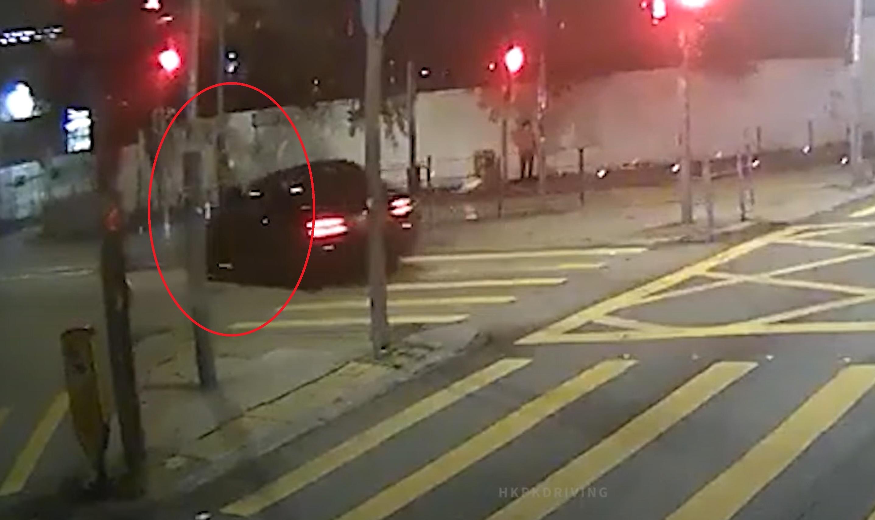 私家車高速掟彎,遭一名赤膊晨跑的男子撞倒。(影片截圖)