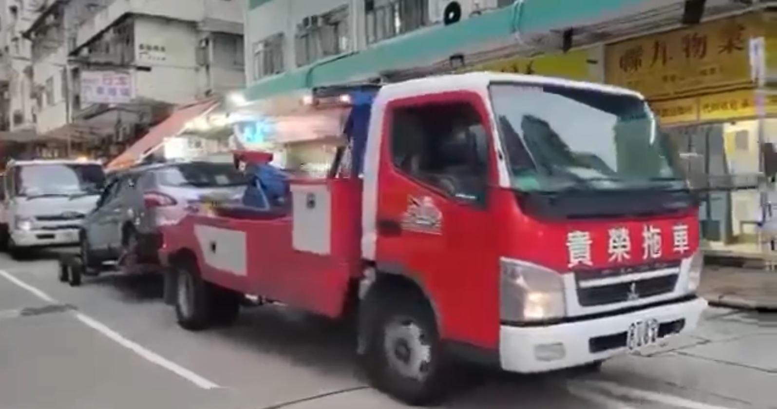 警方拖走數部涉嫌違泊的車輛。(深水埗警區fb影片截圖)