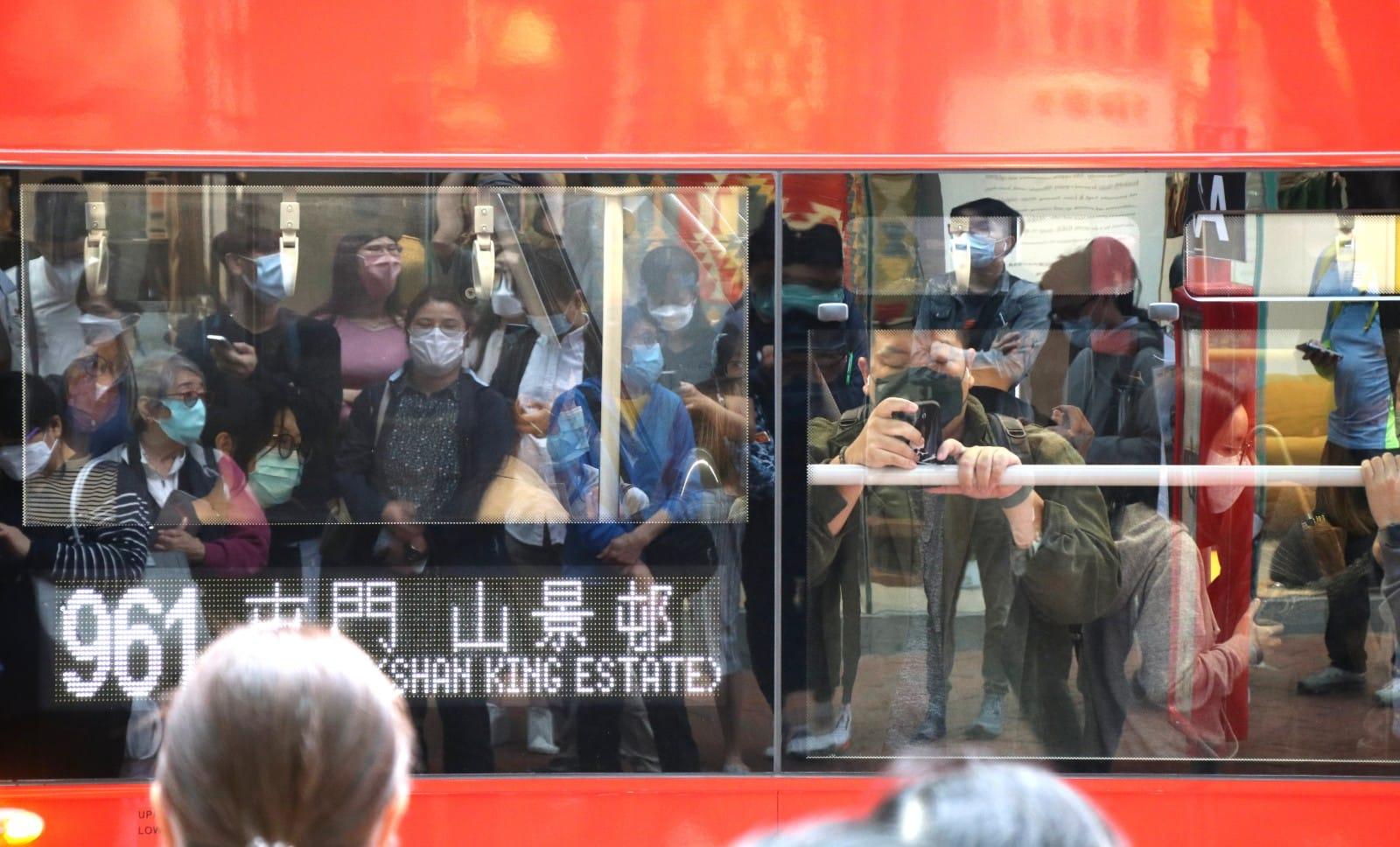 天文台決定在下午1時40分或以前改掛八號風球,不少市民提早收工,趕搭車回家。(林俊源攝)