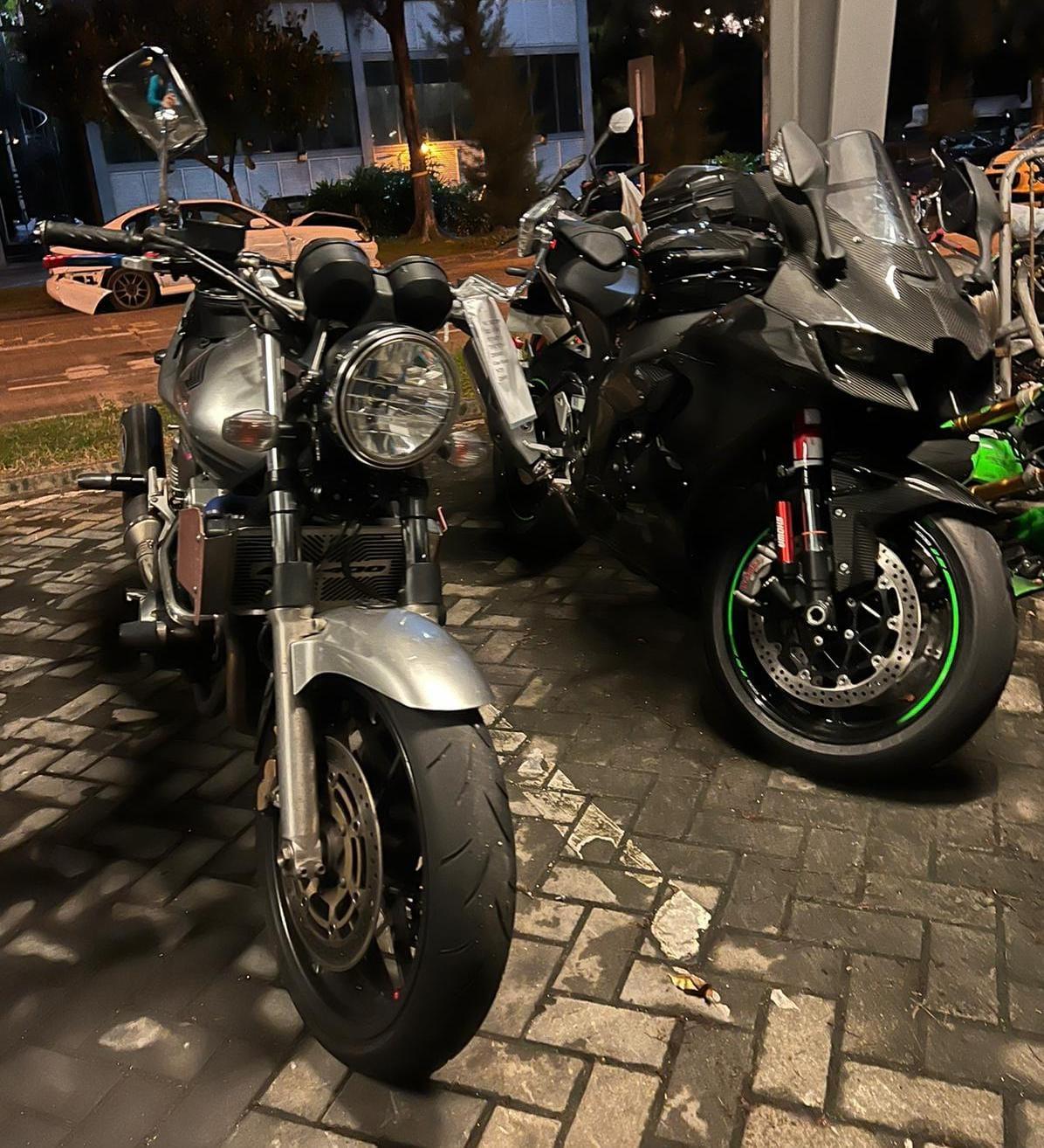 涉案的兩部電單車被警方扣留調查。(警方圖片)