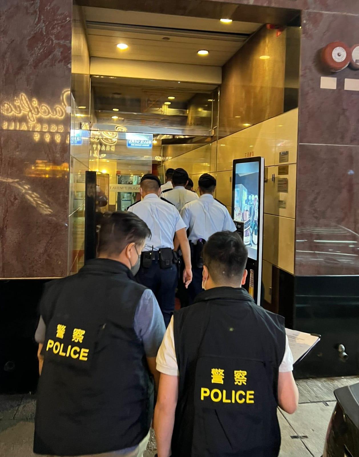 警方聯同食環署人員在昨晚巡查區內多間酒牌處所。(警方圖片)