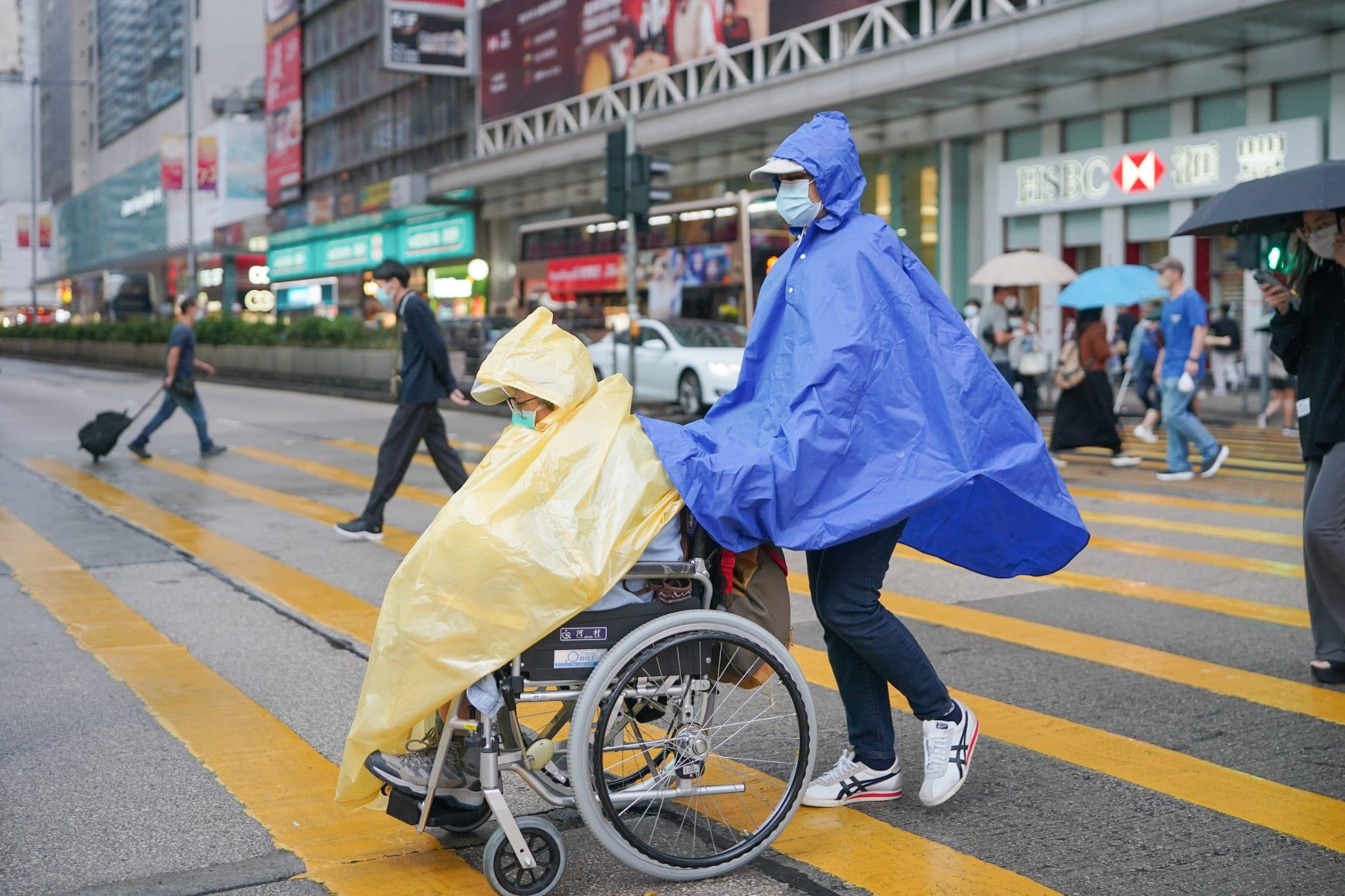 天文台表示,考慮明日日間發出八號信號。(李睿哲攝)
