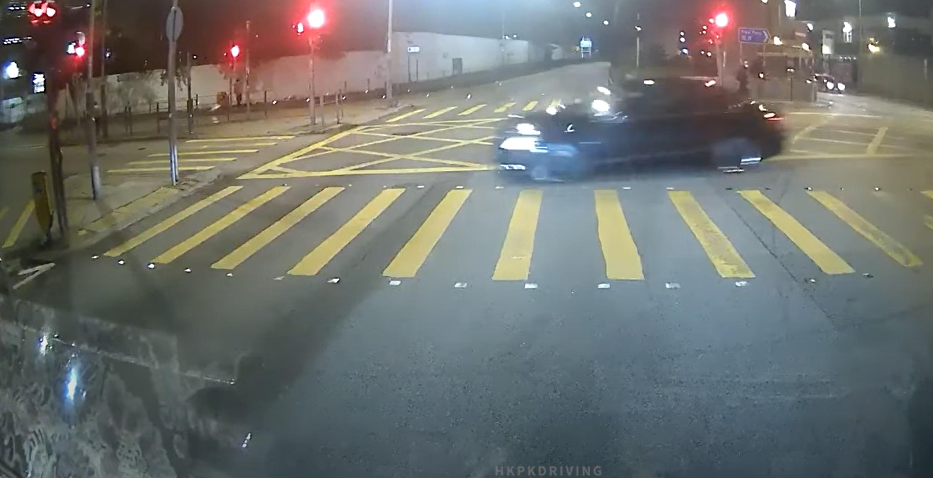 私家車高速掟彎,遭一名赤膊晨跑的男子撞倒。(影片截圖)