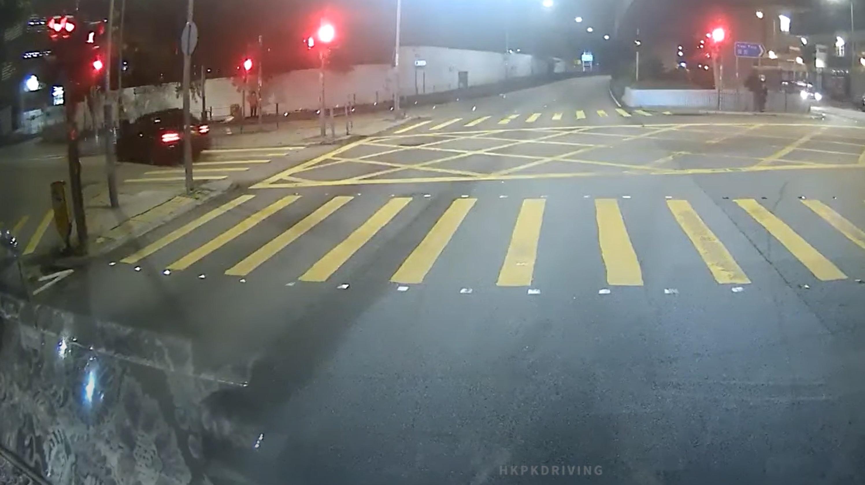 私家車失控鏟上安全島的壆邊,發出巨響。(影片截圖)