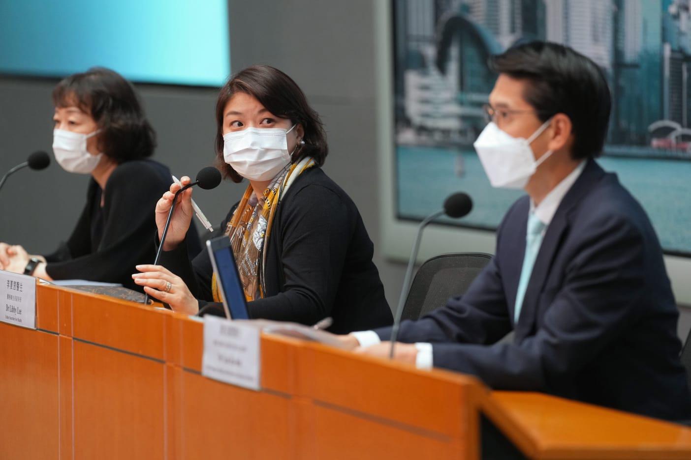 李夏茵(中)表示,復必泰二價疫苗將在未來數日抵港。(陳奕釗攝)