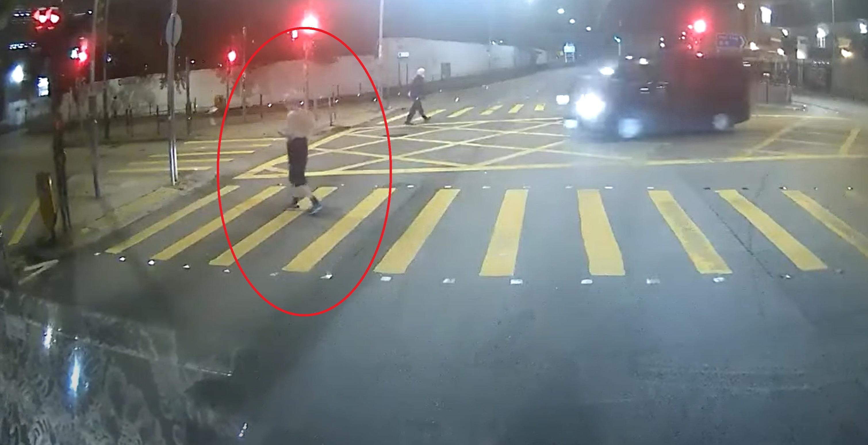 私家車高速掟彎,遭一名赤膊晨跑的男子撞倒。(影片截圖)