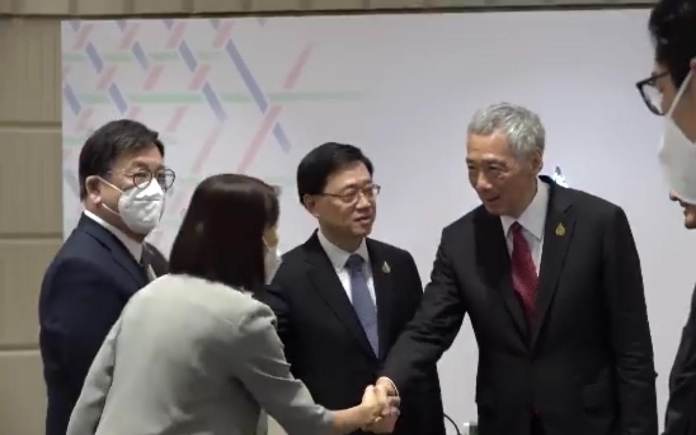 李家超向李顯龍介紹隨行的官員。(港台直播截圖)