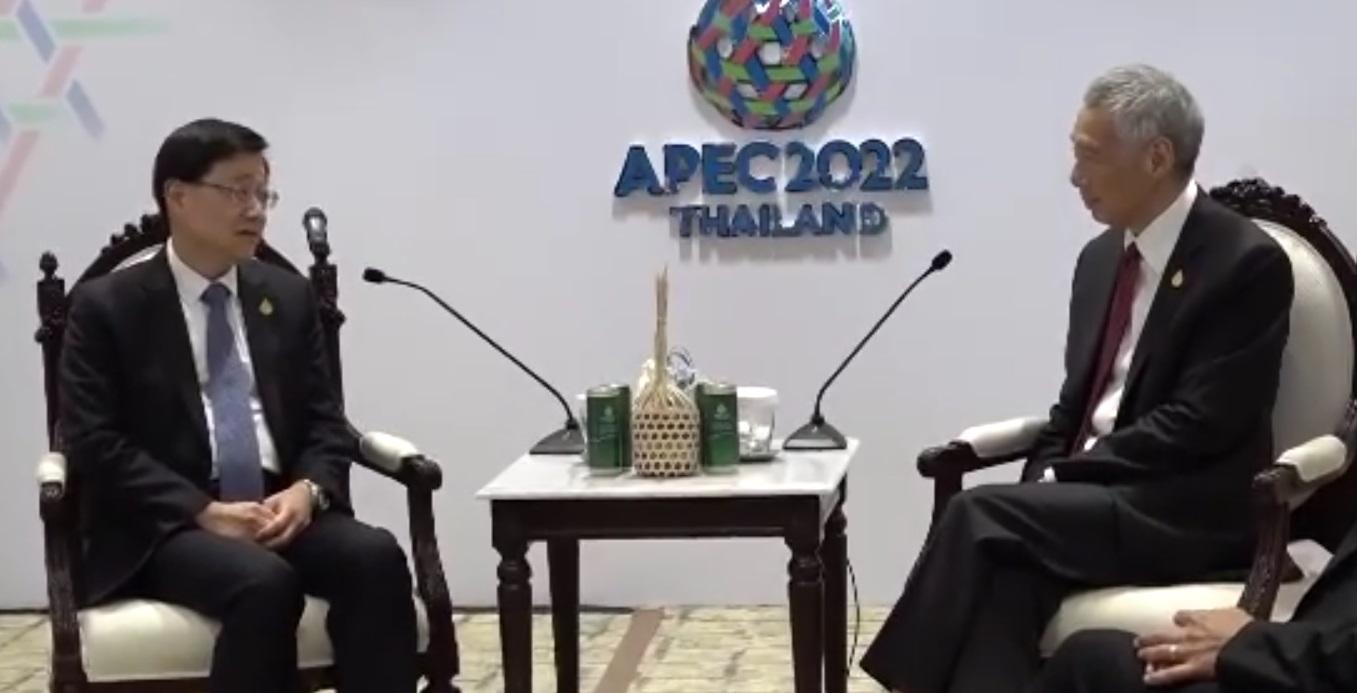 正在曼谷出席APEC峰會的李家超,與新加坡總理李顯龍舉行雙邊會談。(港台直播截圖)