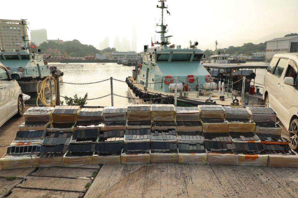 海關破快艇走私案檢一萬部舊智能手機。