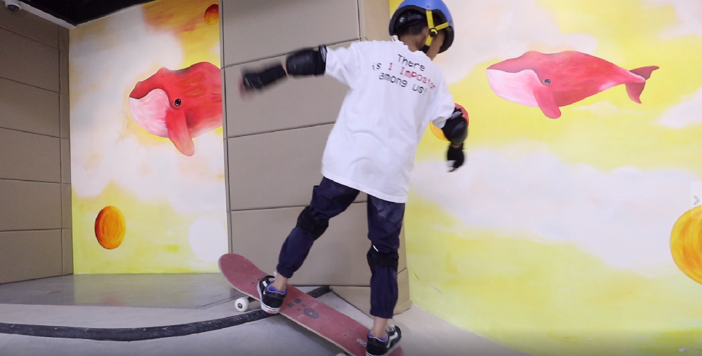 花式三:Rock to Fakie│難度:**│需要踩著滑板衝上mini ramp上,卡一卡前truck再滑下來。