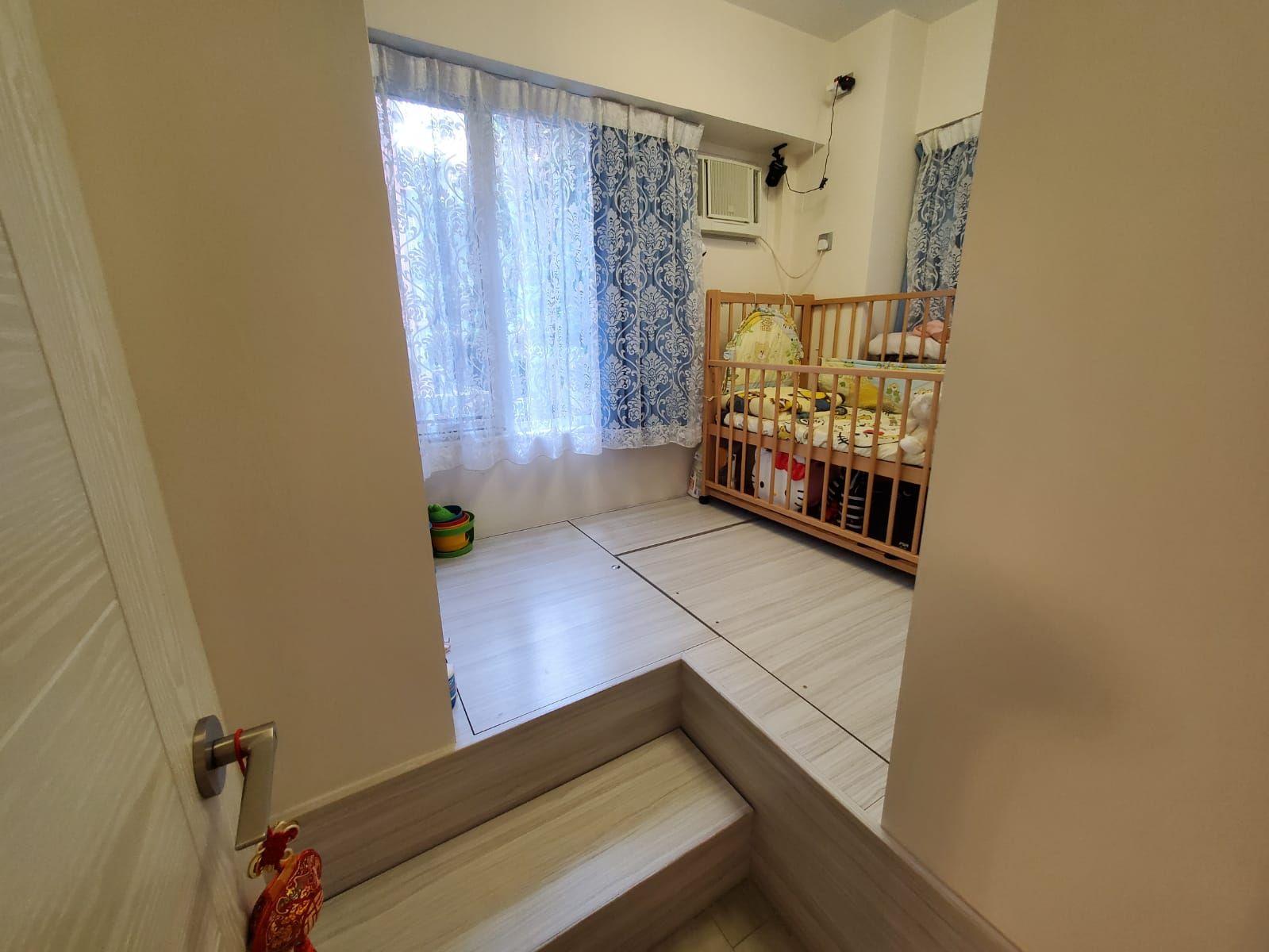 兩個睡房均設有地台和置頂衣櫃,相當實用。